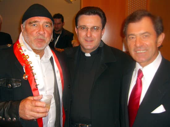 Od lewej: Jerzy Kenar, artysta rzeźbiarz, ks. proboszcz Tadeusz Dzieszko, dr B. Orawiec