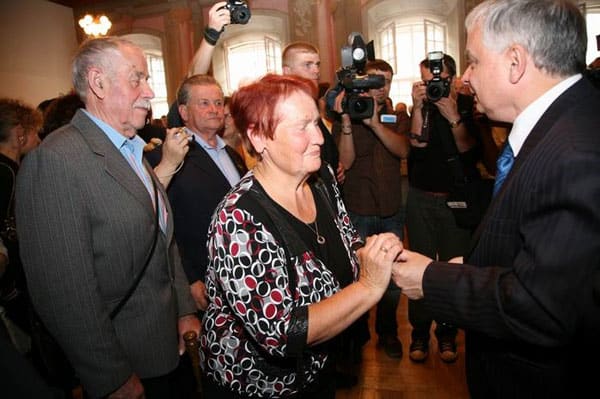 W godzinach popołudniowych Prezydent RP powrócił do kraju. 