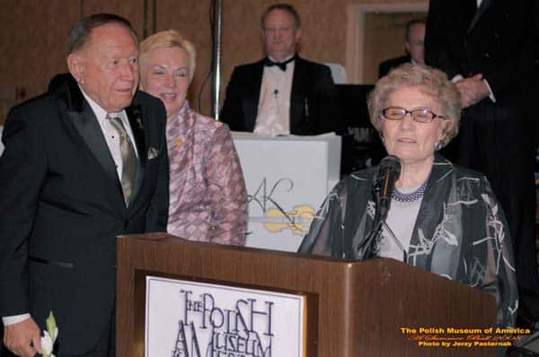 (L-R) Leszek Niedzwiecki and Teodeza Musialowicz accepting the Polish Spirit Award on behalf of SPK Post 31. Photo: Jerzy Pasternak