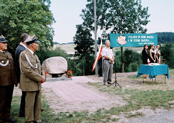 Uroczystość odsłonięcia w dniu 20.08.2006. Pomnika Pamięci Mieszkańcom Nowin Horynieckich wymordowanym przez bandy UPA 18 sierpnia 1944 roku. 