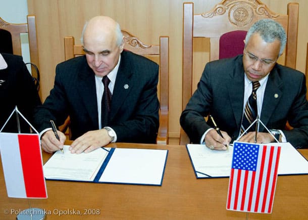 Dr. Al Bowman (right) , the President of ISU and Prof. Jerzy Skubis, ( left)  Rector of Opole University of Technology signed the Agreement on cooperation between ISU and PO 