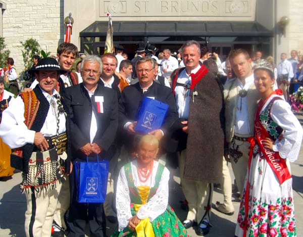 Zdjęcie pamiątkowe. Lekarz ZPPA dr Bronisław Orawiec Wyśni, wiceburmistrzowie Zakopanego Wojciech Solik oraz Jan Gąsienica Walczak, wiceprezes ZPPA Maria Krzeptowska z mężem Andrzejem i synem Maciejem, królowa ZPPA Karolina Bzdyk.