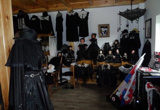 MUZEUM-CZARNE-SUKNIE-3